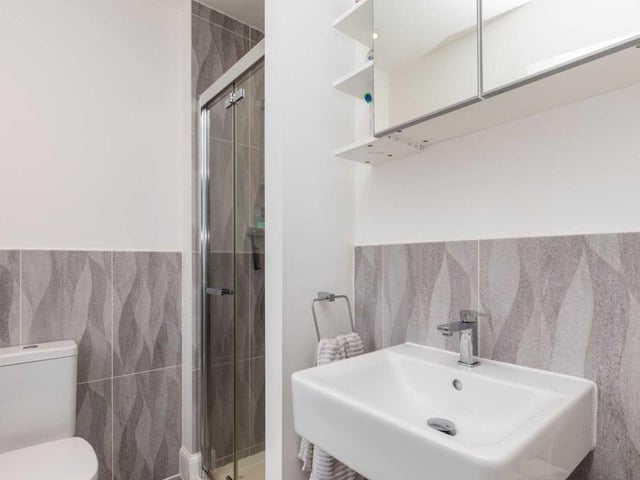The main bedroom has an en-suite and there is also a contemporary family bathroom