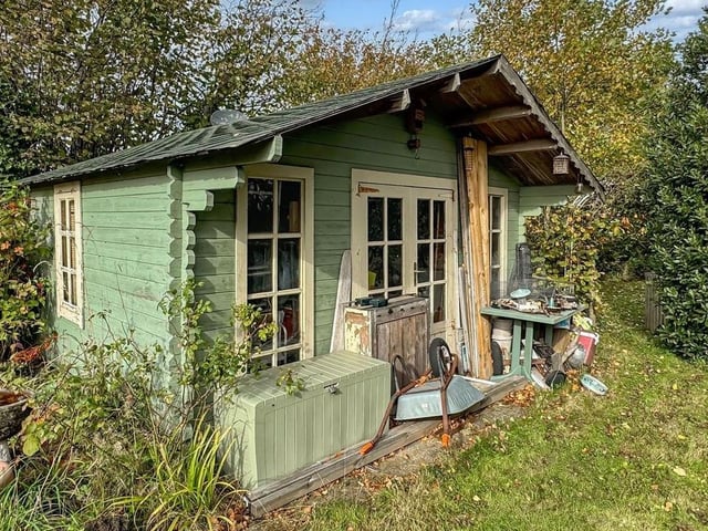 The summerhouse / garden cabin is equipped with portable heaters, overhead lighting and power