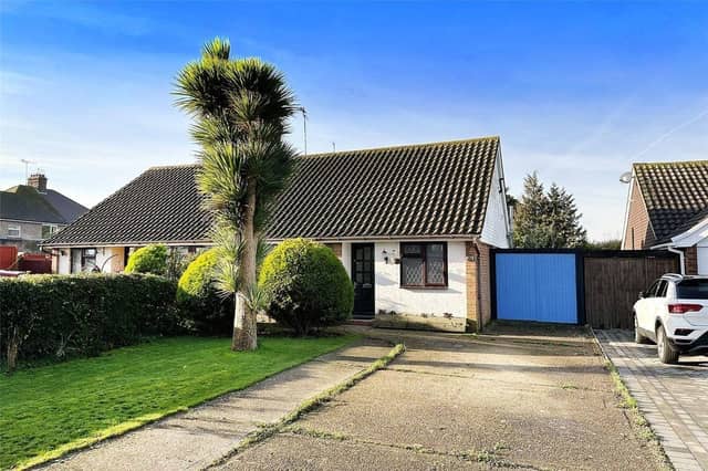 This spacious Littlehampton chalet bungalow with large garden is a short walk from Littlehampton's superb beaches