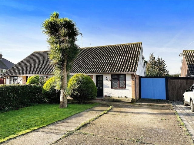 This spacious Littlehampton chalet bungalow with large garden is a short walk from Littlehampton's superb beaches