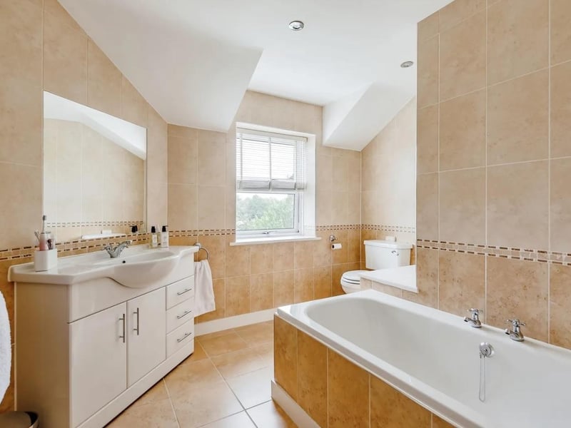 The master bedroom is serviced by an en suite bathroom