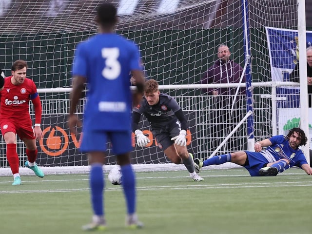 Aveley v Worthing action in National League South