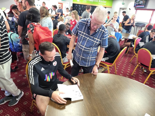 Steve Leake gets his booked signed by Ben Wells