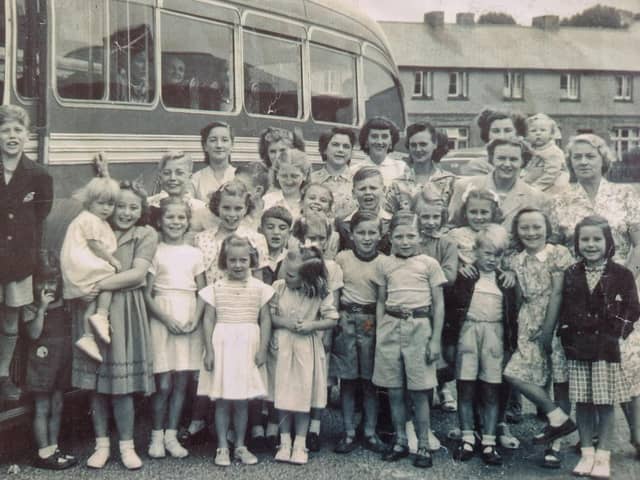 Do you know the year this charabanc trip took place for families living around Kent Road, Chichester?