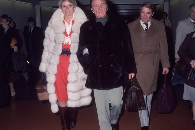 1977:  Actor Richard Burton (1925 - 1984) and his wife Susan Hunt at Heathrow airport.  (Photo by Fox Photos/Getty Images)