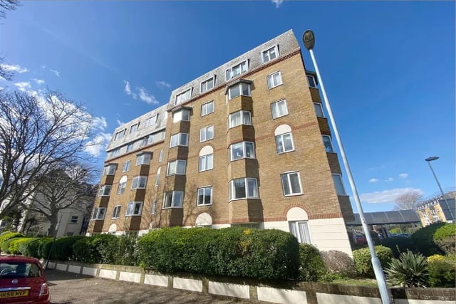A fifth floor one double bedroom retirement apartment with sea views in this popular and sought after retirement apartment in this town centre location.