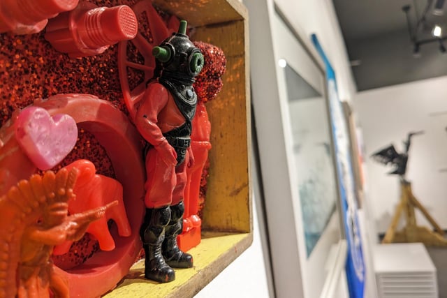 A Muton action figure has been incorporated into one of the displays