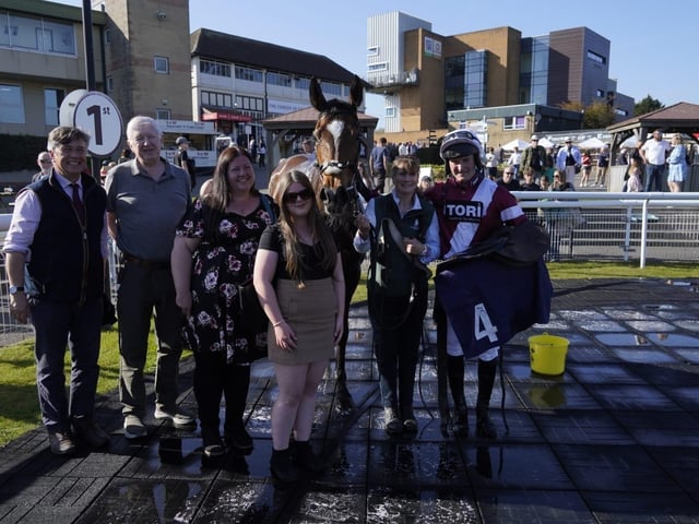 April jump racing at sunny Fontwell Park