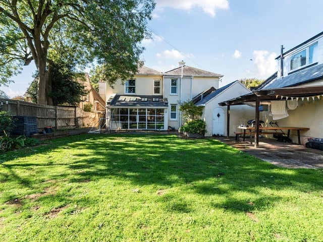 The superb garden is mainly lawn with a social alfresco dining area