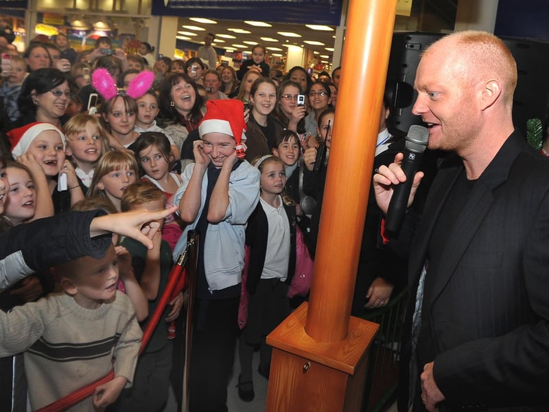 obby 26/11 Christmas Lights - Jake Wood