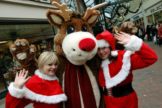 Father Christmas with Jernna Clarke and Kya Poas in the Montague Centre in November 2007