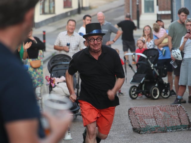 Hastings Old Town Carnival Week 2022: Seaboot Race. Photo by Roberts Photographic