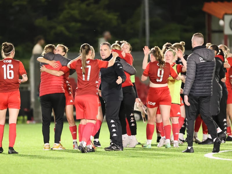 Worthing FC Women celebrate winning the London and SE premier division title