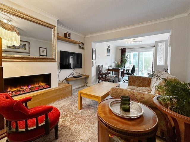 This spacious Littlehampton chalet bungalow with large garden is a short walk from Littlehampton's superb beaches