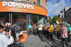 Following a string of super successful new openings across the UK including Gateshead, Ealing, Oxford, and Nottingham, Popeyes UK are heading to Sussex on December 10, to open their latest restaurant, bringing along with them a whole bunch of freebies for the fans