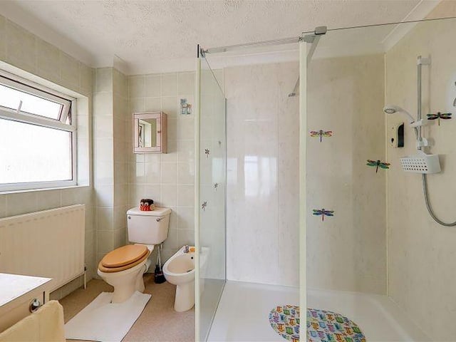 The main bedroom has an en-suite with walk-in double shower