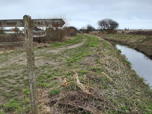 For this walk, you can choose either side of the water to go down but I took the east side, as it is wider