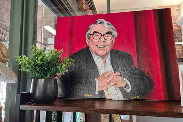 Leslie's portait of Ronnie Corbett is a hit in Lewes