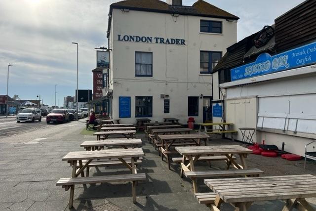 The London Trader at East Beach in Hastings Old Town has plenty of seafront outside seating
