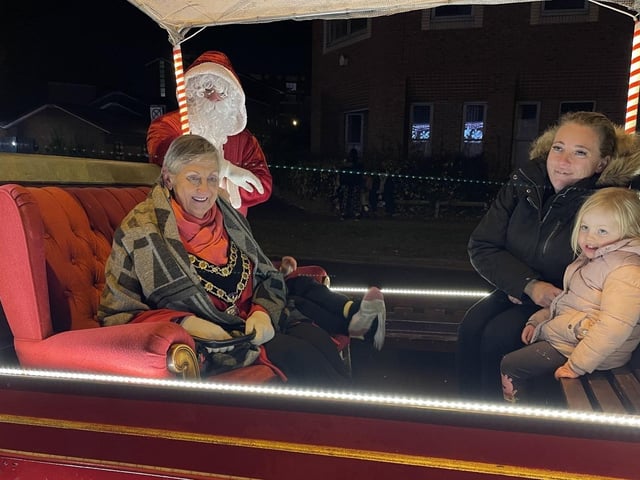 The Barber/James family filled their garden with lights to help bring a smile and Christmas cheer to the community. They used this opportunity to raise some very much needed and well-deserved funds for a charity very close to their hearts, Autism Support Crawley