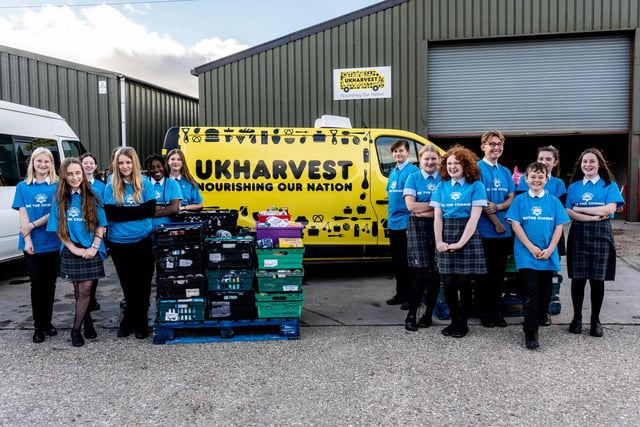 Students help load the UKHarvest van