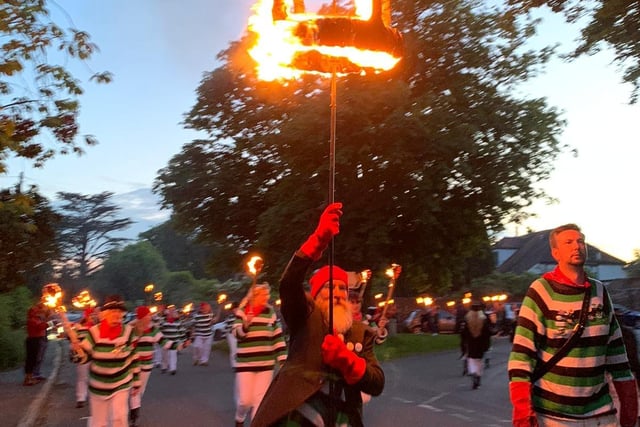 A short torch lit procession was led by HDBS Captain of Banners Thomas Keep and the Captain of Fiery Pieces Rob Baker with his flaming crown