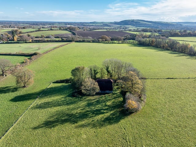 The site offers a mix of Grade 2 and Grade 3 agricultural land,