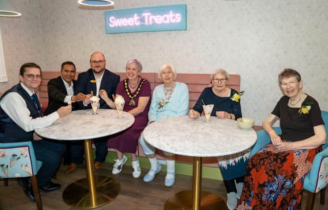 097- General Manager Ray Arnold, Founder Avnish Goyal CBE, Managing Director Aneurin Brown, Angmering Parish Council Chair Nikki Hamilton Street enjoy an ice cream with Angmering Grange’s first residents Anne Evans, Margaret Upfold, and Sheila Gage.