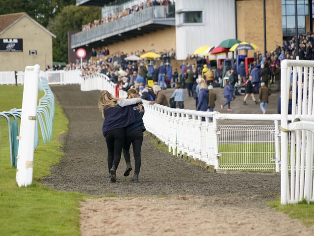 Race 6 The Best Odds Guarenteed At YEEHAA.BET Mares Novices Limited Handicap Hurdle Race at Fontwell on Friday 19 April 2024. www.polopictures.co.uk Fontwell Arundel Clive Bennett 20240419 ©2024 Clive Bennett Photography 19/04/2024 _CAB3584.JPG:Spring jump racing at Fontwell Park