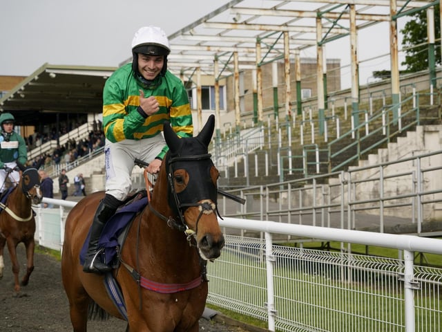 Race 6 The Best Odds Guarenteed At YEEHAA.BET Mares Novices Limited Handicap Hurdle Race at Fontwell on Friday 19 April 2024. www.polopictures.co.uk Fontwell Arundel Clive Bennett 20240419 ©2024 Clive Bennett Photography 19/04/2024 _CAB1931.JPG:Spring jump racing at Fontwell Park