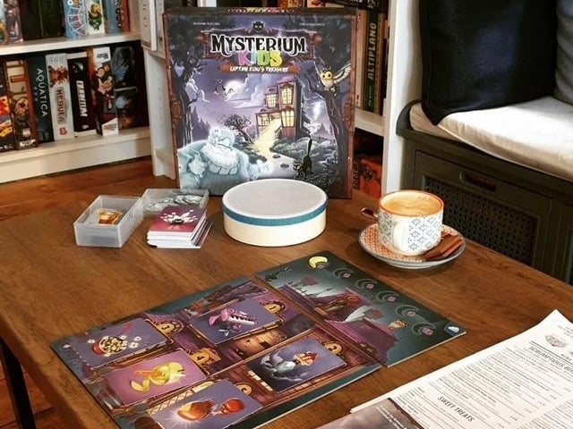 You can enjoy playing a game while enjoying a cup of coffee.