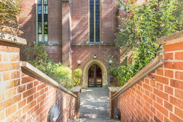 This beautifully converted former chapel is close to woodland and Beech Hurst Gardens