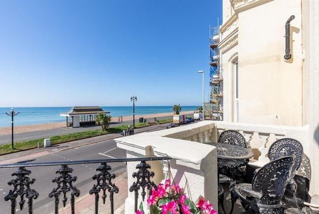 One bed flat for sale, £325,000.
A stunning and spacious one bedroom first floor apartment in a Regency building, located on Worthing seafront boasting spectacular sea views. The apartment is beautifully presented and ideal for those looking for a second home by the sea.