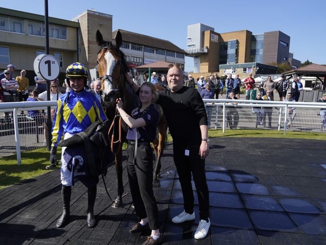 April jump racing at sunny Fontwell Park