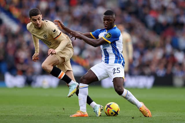 BRIGHTON, ENGLAND - OCTOBER 29: Kai Havertz of Chelsea is challenged by Moises Caicedo of Brighton & Hove Albion during the Premier League match between Brighton & Hove Albion and Chelsea FC at American Express Community Stadium on October 29, 2022 in Brighton, England. (Photo by Alex Pantling/Getty Images)