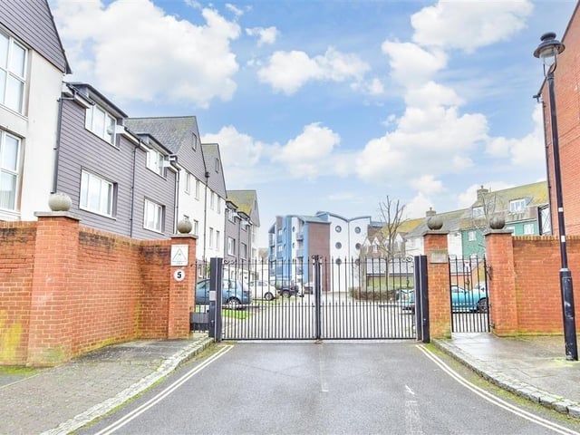 It is a fantastic location close to the river and within walking distance of the town centre