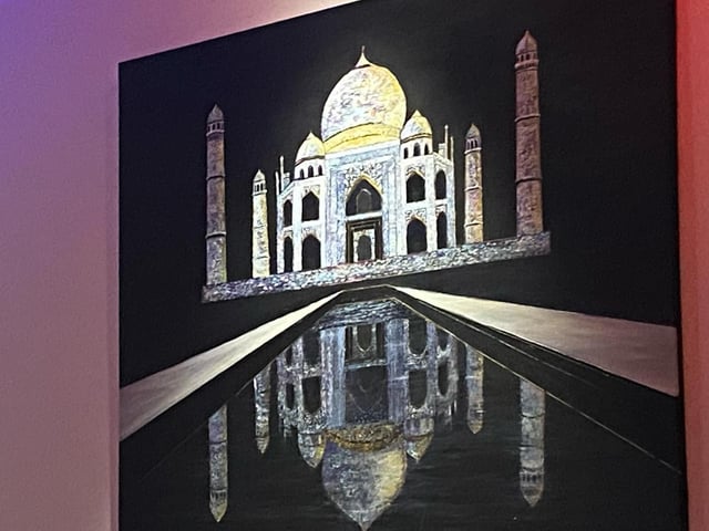 The restaurant was beautifully decorated with stunning paintings including one of the Taj Mahal by regular customer Linda Barton-Towers.
