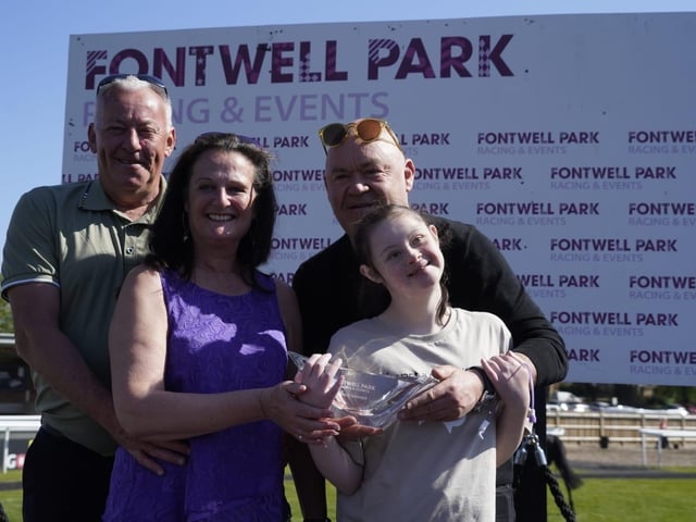 April jump racing at sunny Fontwell Park