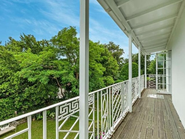 House for sale in Seaford: 6 bedroom Georgian character house with south-facing balcony