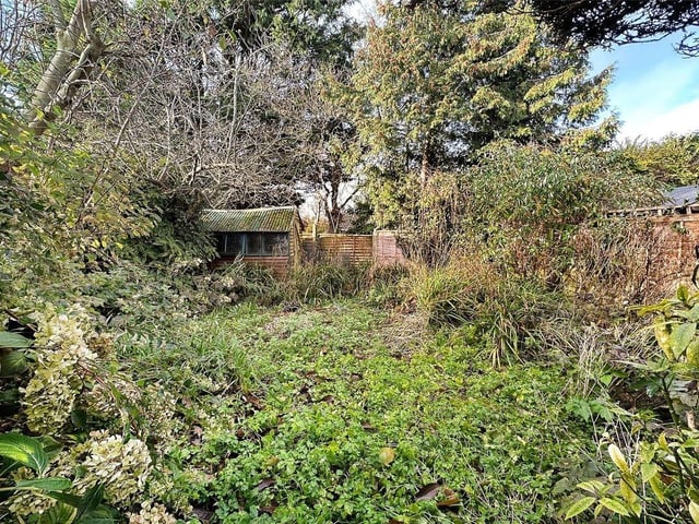 This spacious Littlehampton chalet bungalow with large garden is a short walk from Littlehampton's superb beaches