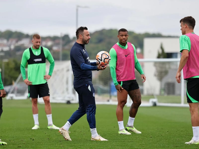 Brighton head coach Roberto De Zerbi conducts the training session ahead of the trip to Man United