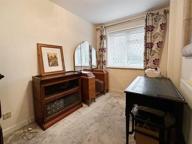 This spacious Littlehampton chalet bungalow with large garden is a short walk from Littlehampton's superb beaches