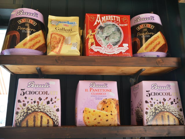 La Delizia stocks a wide selection of Italian panettone, cakes and biscuits.