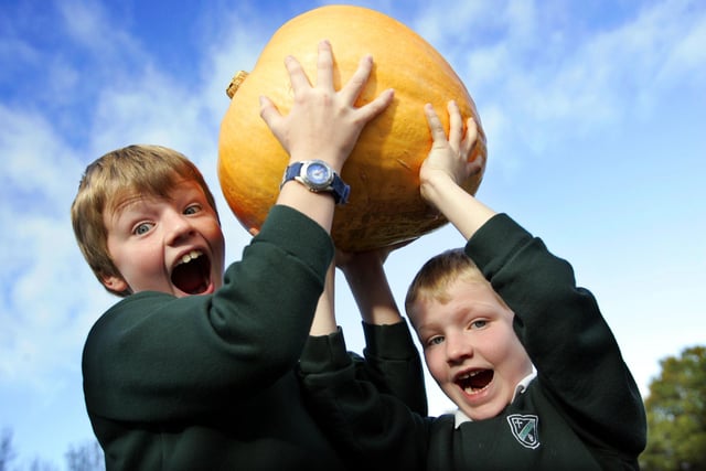 HOR 311007 Ben, 9 and James, 6, with their winning pumpkin, Jolesfield School, Partridge Green -photo by steve cobb