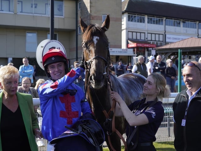 April jump racing at sunny Fontwell Park