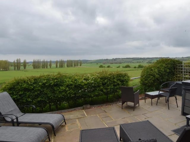 It has a sun terrace overlooking the Brede Valley