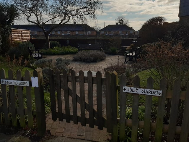 When you reach the King's Arms, turn right into Arun Street and at the end of the road you find a little garden - a peaceful spot by the river.