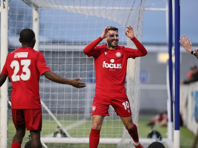 Aveley v Worthing action in National League South