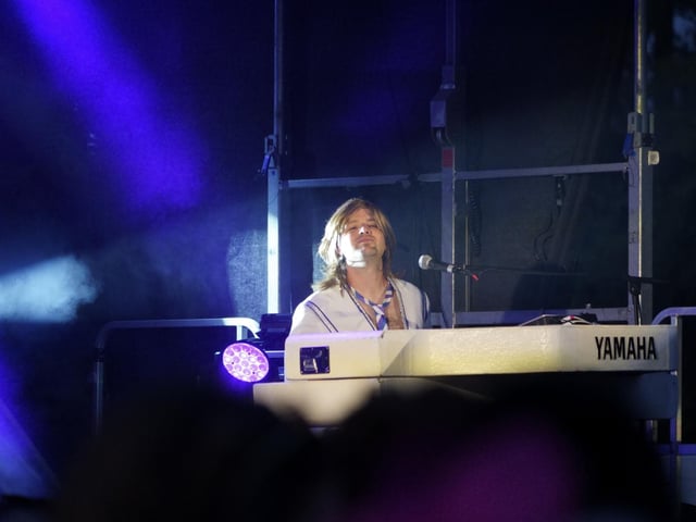 ABBA Revival Live After Racing at Fontwell on Friday 30 August 2024. www.polopictures.co.uk Fontwell Arundel Clive Bennett 20240830 ©2024 Clive Bennett Photography 30/08/2024 _CAB8344.JPG : Fontwell Park Ladies' Evening 2024