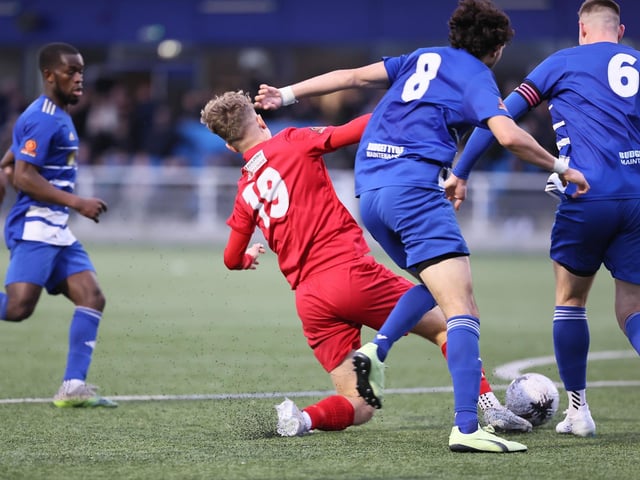 Aveley v Worthing action in National League South